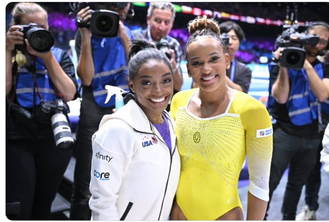 Rebeca Andrade é reverenciada por Simone Biles ao fim do Mundial