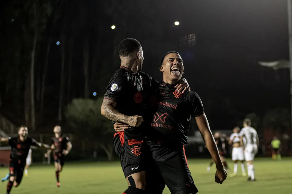 Do goleiro ao atacante, todos os titulares do Vitória já participaram de gols na Série B